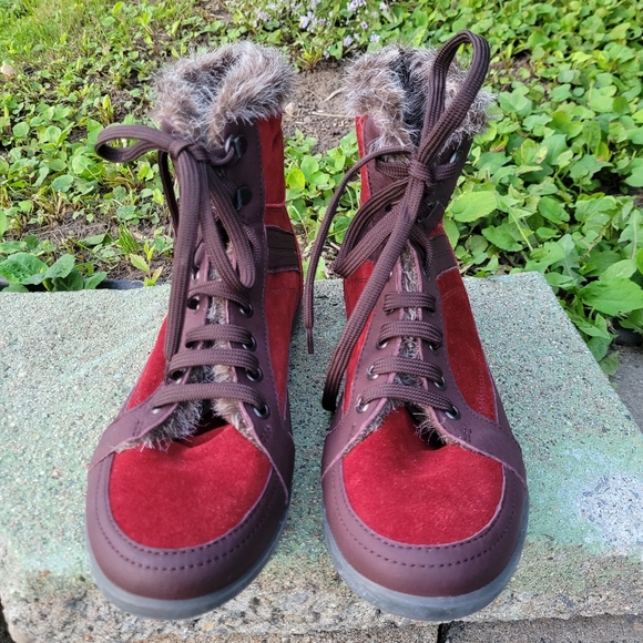 BATA European Suede soft booties with faux fur trim in red size 8 - Picture 4 of 13